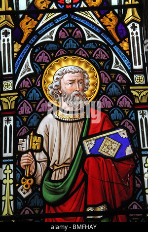 Une fenêtre en vitraux de William Wailes représentant Saint-Pierre tenant les clés du ciel, l'église de Wormleighton, Warwickshire, Angleterre Banque D'Images