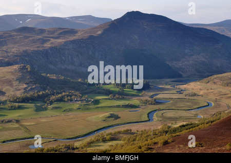 Creag Dubh et rivière Spey de Cruban Beag, Newtonmore, Ecosse Banque D'Images