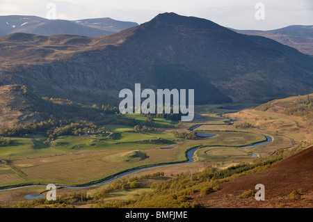 Creag Dubh et rivière Spey de Cruban Beag, Newtonmore, Ecosse Banque D'Images