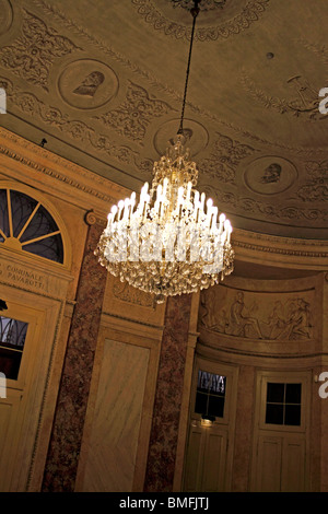 Lustre en cristal suspendu dans une décoration classique avec plafond en plâtre décoratif Banque D'Images