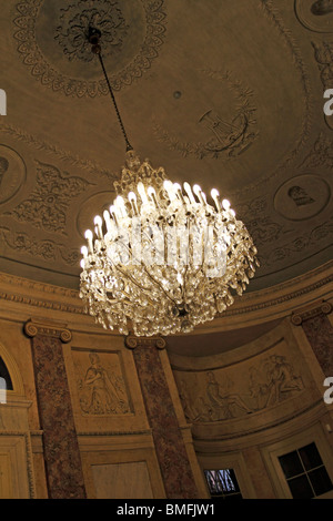 Lustre en cristal suspendu dans une décoration classique avec plafond en plâtre décoratif Banque D'Images