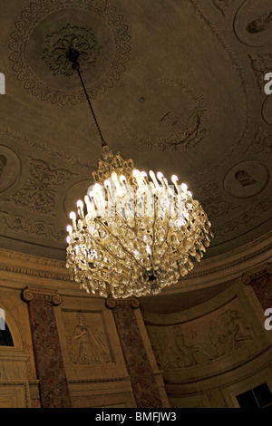 Lustre en cristal suspendu dans une décoration classique avec plafond en plâtre décoratif Banque D'Images