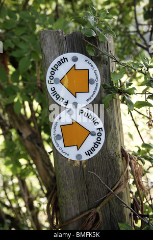 Les marqueurs de route sur un sentier public dans le Warwickshire, Angleterre Banque D'Images