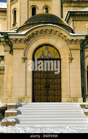 Neige sur la porte et les étapes de l'église cathédrale Alexandre Nevski Memorial à Sofia, Bulgarie Banque D'Images