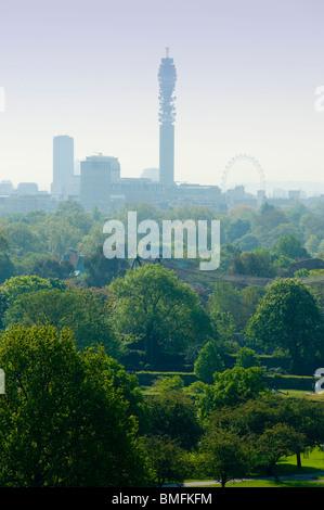 Vue sur toits de Londres du haut de Primrose Hill. Montrant la tour de télécommunication et le London Eye au loin. Banque D'Images