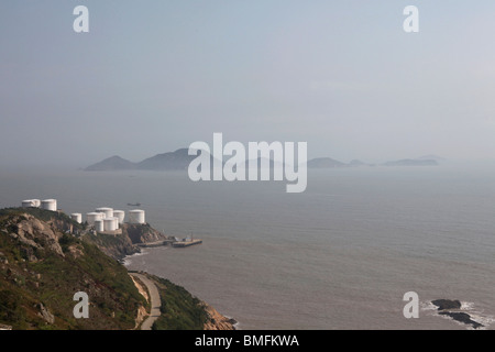 Misty îles au large de la côte de Taizhou, dans la province du Zhejiang, Chine Banque D'Images