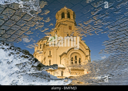 Reflet de l'église cathédrale Alexandre Nevski Memorial à Sofia, Bulgarie Banque D'Images