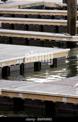 Tuyaux en acier vide Pontonnets avec écarteurs et ailes d'angle dans une marina. Banque D'Images