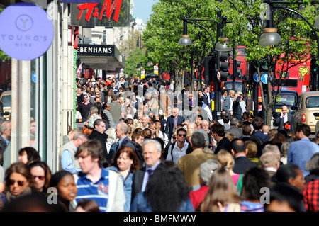 Oxford Street, Londres, shoppers dans Oxford Street, Londres, Angleterre, Royaume-Uni Banque D'Images