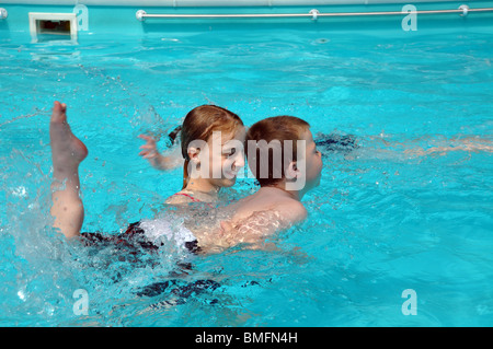 Meilleur Ami,famille,piscine, il prend de l'ingéniosité pour profiter de l'été britannique un vieux maison de vacances,l'appartenance ethnique, Banque D'Images