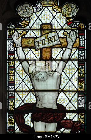 Un vitrail représentant la Crucifixion de Jésus, par Charles Eamer Kempe, St John the Evangelist, Ryhall Rutland Banque D'Images