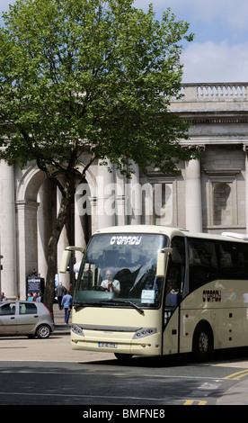 Un O'Grady coach tour passant la banque d'Irlande sur College Green Dublin Ireland Banque D'Images