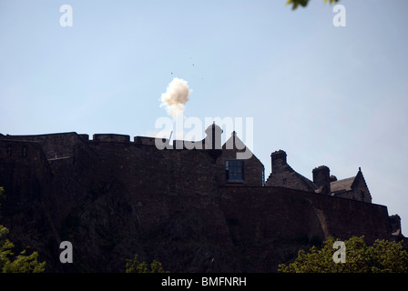 Les treize heures ait été tiré du château d'Édimbourg. Photographié de Princes Street Gardens. Banque D'Images