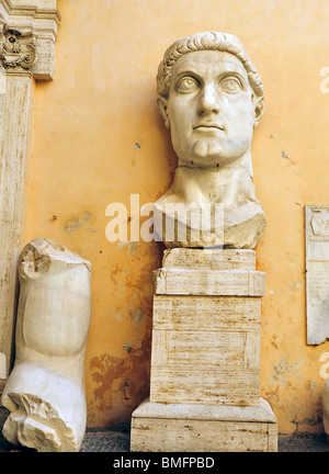 Les musées du Capitole : tête et le bras d'une gigantesque statue de l'empereur Constantin au Palazzo dei Conservatori Banque D'Images