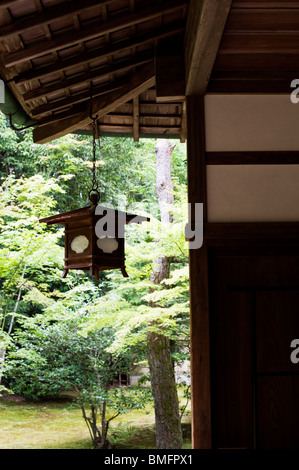 Une lanterne en bois pend du coin d'un temple building à Koto-in, un sous-temple de Temple Daitokuji, Kyoto, Japon Banque D'Images