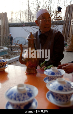 Personnes âgées Salar homme dans un magasin de thé, Salar Xunhua comté autonome, Haidong préfecture, province de Qinghai, Chine Banque D'Images