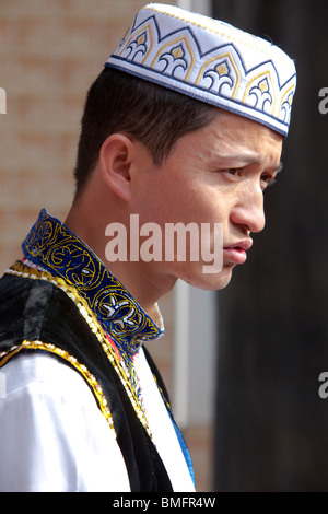 Salar homme en costume traditionnel, Salar Xunhua comté autonome, Haidong préfecture, province de Qinghai, Chine Banque D'Images