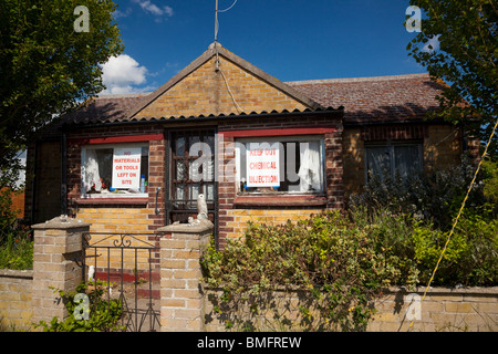 Un petit bungalow à Jaywick, Essex, UK qui est traitée chimiquement Banque D'Images