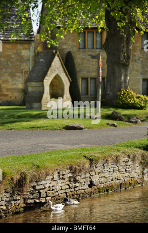 Le village des Cotswolds de Lower Slaughter, Gloucestershire UK Banque D'Images