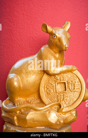 Signe zodiacal chinois Rat statue, dix mille bouddhas Monastery, district de Sha Tin, Hong Kong, Chine Banque D'Images