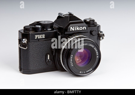Nikon FM 2 appareil photo sur fond blanc, cut out Banque D'Images