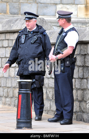 Le Château de Windsor, agent de police armés à l'extérieur du château de Windsor, Berkshire, Angleterre, Royaume-Uni Banque D'Images