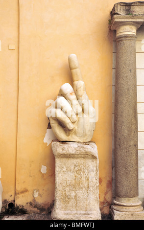 Les musées du Capitole : main d'une gigantesque statue de l'empereur Constantin au Palazzo dei Conservatori Banque D'Images