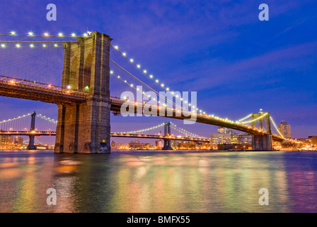 La ville de New York, le pont de Brooklyn au cours de l'East River avec le Pont de Manhattan en arrière-plan. Banque D'Images
