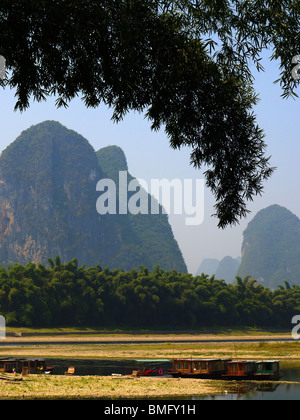 Paysage rural de la périphérie de la ville de Yangshuo, Province du Guangxi, Guilin, Chine Banque D'Images