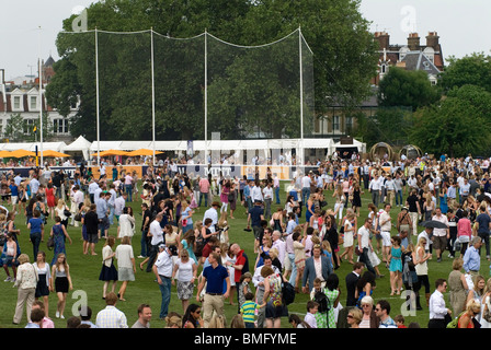 Marche en divots. Polo Hurlingham Park, Fulham, centre de Londres fans de polo marchant dans les divots lors d'une pause dans le jeu des années 2010 2010 UK HOMER SYKES Banque D'Images