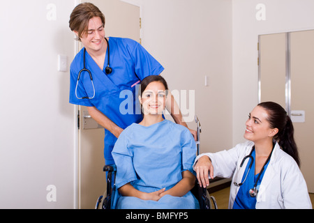 Médecin, Infirmière et patient in hospital ward Banque D'Images