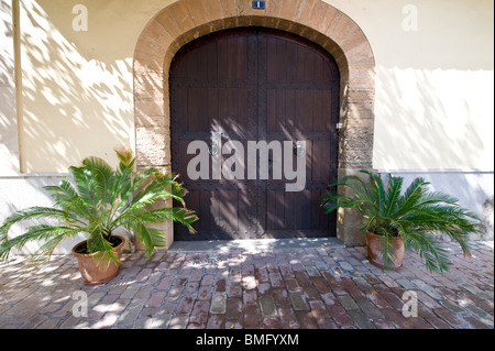 Porte dans la vieille ville d'Alcudia à Majorque en Espagne Banque D'Images