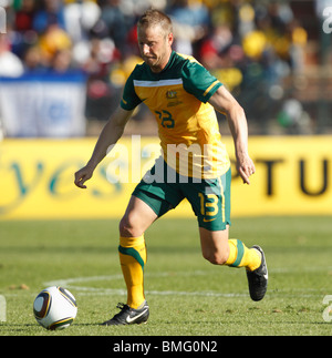 Vincenzo Grella d'Australie entraîne le ball pendant un match amical contre les USA avant la Coupe du Monde 2010. Banque D'Images