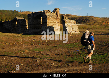 La Marche des pèlerins de l'argent façon Caceres province. Pont Romain à Alcantara réservoir. Région de l'Estrémadure, Espagne Banque D'Images