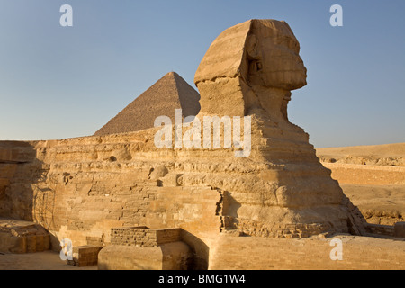 Kairo : Giza : Le grand Sphinx et pyramide de Khéops Banque D'Images