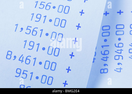 Bandes informatiques avec des nombres. Symbole pour les frais, les charges, les revenus et les profits. Banque D'Images