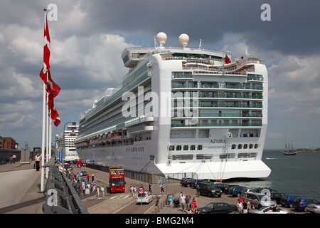 Le bateau de croisière P&O, le MS AZURA, qui appelle au port de Copenhague. La jetée de Langelinie et le quai du port de Copenhague pendant une chaude journée d'été. Banque D'Images