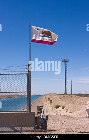 Tout le canal américain transporte l'eau du fleuve Colorado détourné au-dessus de Yuma, en Arizona, California's Imperial Valley. Banque D'Images