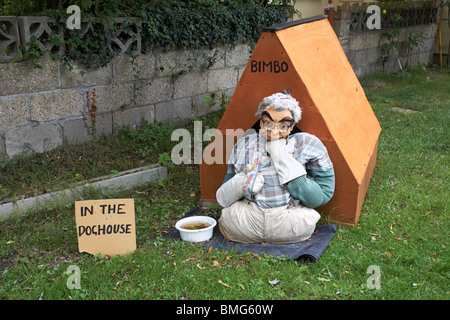 Bimbo dans la doghouse au festival annuel de Scarecrow de Bisterne, New Forest National Park, Hampshire, Royaume-Uni en septembre Banque D'Images