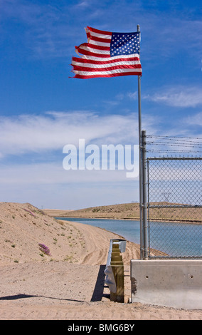 Tout le canal américain transporte l'eau du fleuve Colorado détourné au-dessus de Yuma, en Arizona, California's Imperial Valley. Banque D'Images