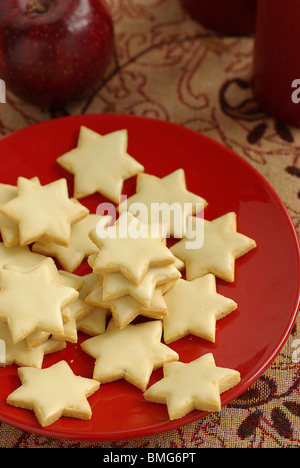 Les Cookies En forme d'étoile sur une plaque rouge Banque D'Images