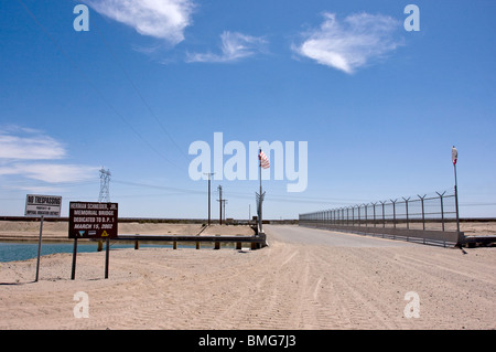 Tout le canal américain transporte l'eau du fleuve Colorado détourné au-dessus de Yuma, en Arizona, California's Imperial Valley. Banque D'Images