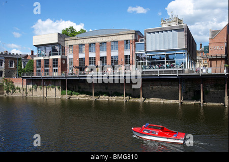 Riverside cafés, sur la rivière Ouse, York, dans le Nord de l'Angleterre Banque D'Images