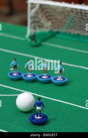 Coup de pied franc avec mur de scène reinacted football soccer joueurs avec des joueurs de football de table Subbuteo game Banque D'Images