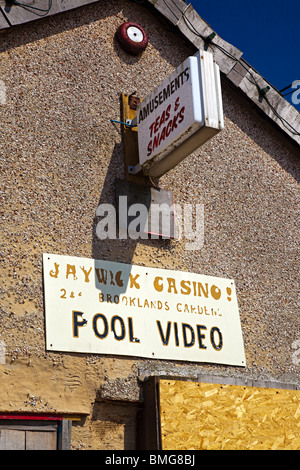 Boutiques dans l'abandon Jaywick Sands, Essex UK Banque D'Images