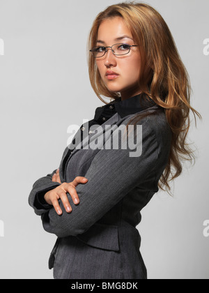 Portrait d'une jeune femme séduisante. Isolé sur fond gris. Banque D'Images