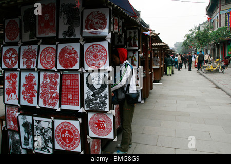 Boutiques de souvenirs sur la rue culturelle Shuyuanmen, Xi'An, province du Shaanxi, Chine Banque D'Images