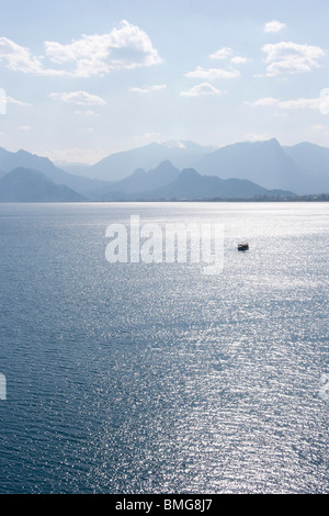 Turquie Antalya - loisirs voyage en bateau à partir de la vieille ville - port en haute mer avec les montagnes du Taurus au-delà Banque D'Images