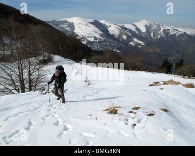 Peregrino. Puerto de Ibañeta. Navarra España CAMINO DE SANTIAGO. De ibañeta en pèlerin. Navarre Espagne CHEMIN DE SAINT JACQUES Banque D'Images