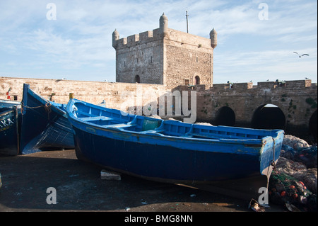 Bateaux dans port de pêche bleu à Essaoura Banque D'Images